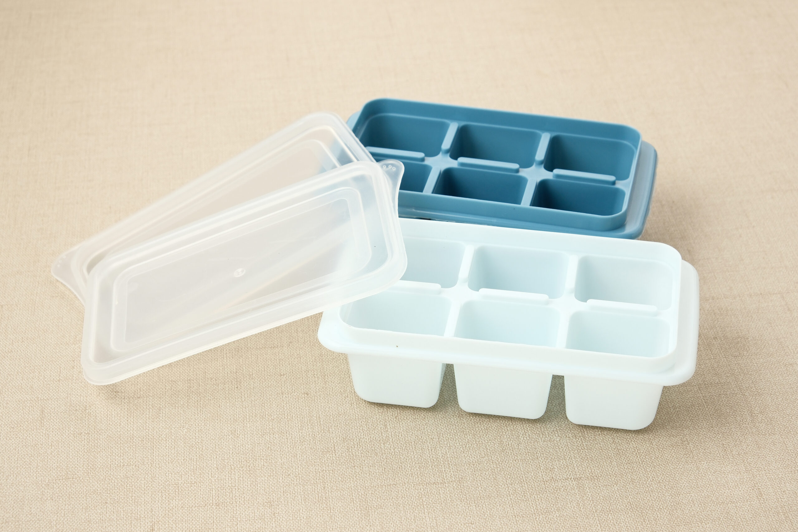 ice-cube-trays-with-lids-on-table-2026-03-23-23-35-34-utc