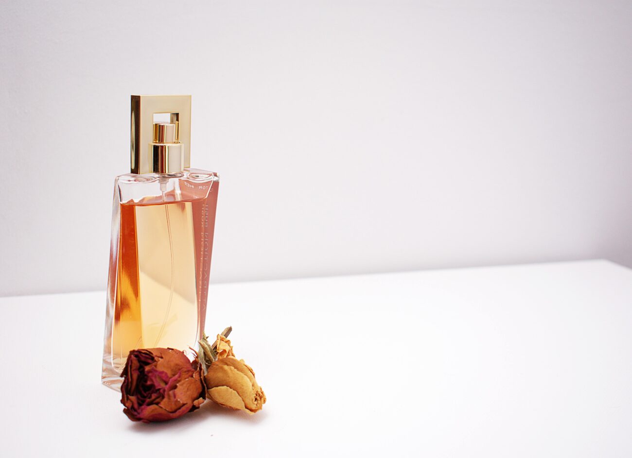 Skincare Routine for Glowing Skin in the UAE: What Works in Hot & Dry Weather